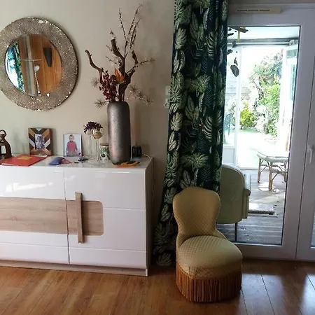 Dans Jolie Maison Avec Jardin Au Calme